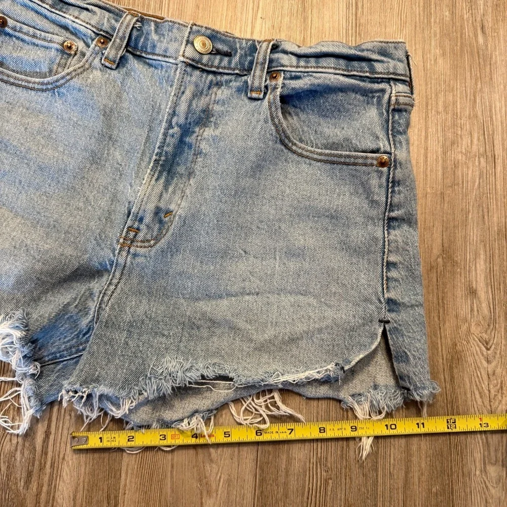 Abercrombie & Fitch Womens 27/4 Mom Short High Rise Light Wash - Picture 9 of 9